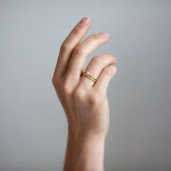 Scrolls Engraved Ethical Gold Wedding Ring -Plant Bargain Shop J4B7613 Edit ada78568 e3c0 4fcd 91fd 3af8c0a1afca