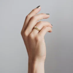 Scrolls Engraved Ethical Gold Wedding Ring -Plant Bargain Shop web J4B4293 Edit 138365b3 2113 4e64 9741 1216cf545d2c